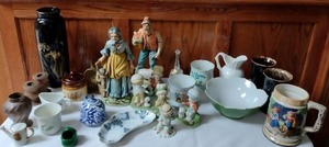lot 260 image: Tchotchkes Galore.