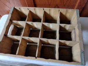 lot 264 image: Vintage Royal Crown RC Cola Wood Box.