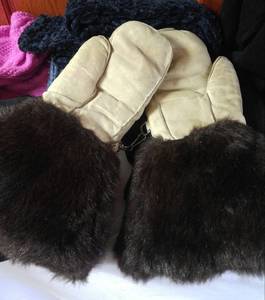 lot 805 image: Assortment of Hats, Scarves, Gloves, Fur Collar and Sweater.