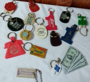 lot 807 image: Banking Financial Advertising Keychains.