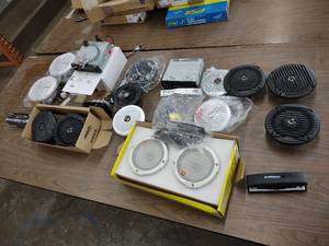 lot 193 image: Assorted Radios & Speakers...