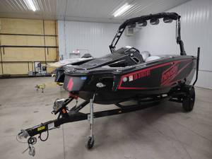 lot 1 image: 2017 Heyday 18 Ski Boat