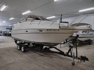 lot 10 image: 2001 Maxum 24 Cabin Cruiser