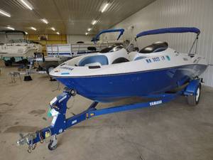 lot 5 image: 2003 Yamaha 21 Jet Boat