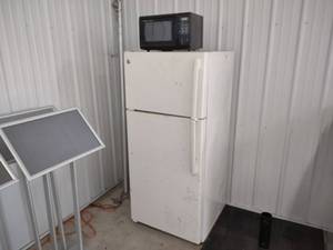 lot 308 image: Refrigerator & Microwave Oven...