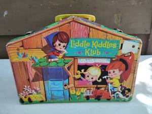 lot 16 image: Liddle Kiddles Klub Case with Two Hasbro Dolls