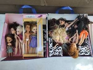 lot 18 image: Bratz Jetset Playset with Dolls