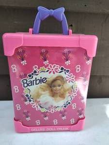 lot 25 image: Pink Barbie Deluxe Doll Trunk with Contents
