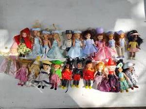 lot 28 image: Collection of Madame Alexander Dolls from McDonalds