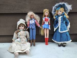 lot 43 image: Collection of Four Dolls
