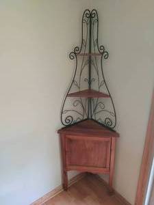 lot 101 image: Corner Shelf Hutch