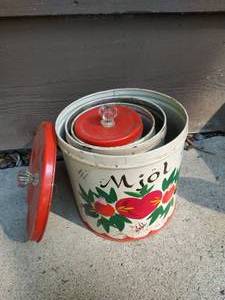 lot 109 image: Vintage Nesting Tins