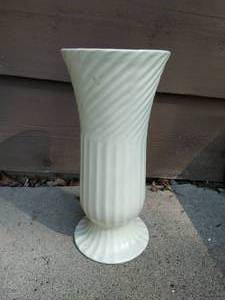 lot 112 image: Red Wing Vase