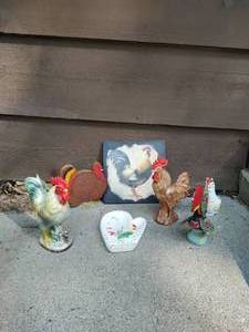 lot 113 image: Collection of Rooster Dcor