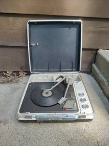 lot 133 image: Portable Singer Record Player Turntable
