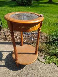 lot 174 image: End Table with display case