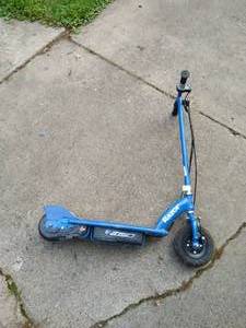lot 192 image: Razor Scooter Electric