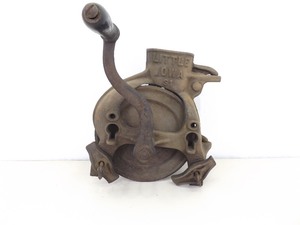 lot 14 image: Antique Iron Little Iowa Corn Shucker