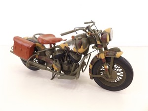 lot 59 image: Vintage 1998 New Ray 16 Scale Indian Chief Motorcycle Model