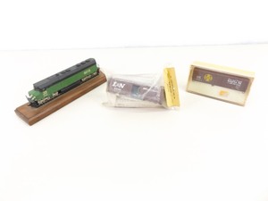 lot 61 image: Mounted HO Burlington Northern Train Engine and 2 Unbuild NEW Boxcars