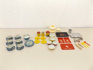 lot 64 image: Lot of Wolverine etc. Tin Litho etc. Doll Tea Sets