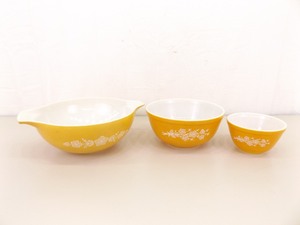 lot 87 image: 3 Piece Vintage Pyrex Butterfly Gold Nesting Bowl Set