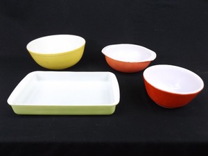 lot 89 image: 4 Piece Misc. Vintage Pyrex Bowls etc.