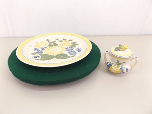 lot 93 image: 3 Piece1940s Red Wing Brittany Plate and Sugar Bowl on Lazy Susan