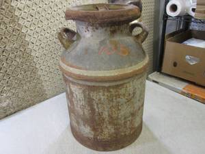 lot 7 image: (RMC) Vintage Metal Milk Can 20 Ta...