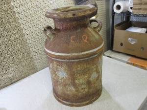 lot 8 image: (RMC) Vintage Metal Milk Can 20 Ta...