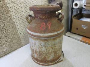lot 9 image: (RMDR) Vintage Metal Milk Can 20 T...