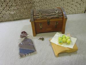 lot 26 image: (RM1) Vintage Wood Trinket Box with...