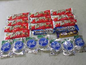 lot 43 image: (B-2) 20 Assorted Candy Bars Past D...