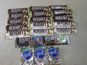lot 48 image: (B-2) 20 Assorted Candy Bars Past D...
