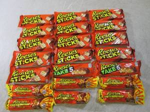 lot 51 image: (B-3) 21 Assorted Reeses Candy Bars...