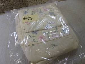 lot 73 image: (F-2) Queen Sheet Set...