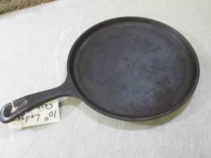 lot 96 image: (RM2) 10 Lodge Cast Iron Pan...