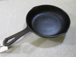 lot 100 image: (RM2) 5 Cast Iron Frying Pan...