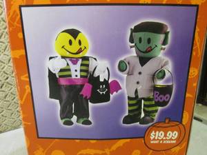lot 131 image: (F-1) Spooky Stoop Kids Halloween F...