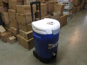 lot 133 image: (F-3) Igloo 5 Gallon Wheeled Sport ...