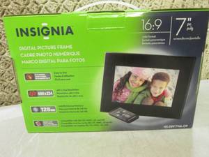 lot 140 image: (C-4) Insignia 7 Digital Picture F...