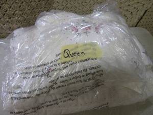 lot 168 image: (EW3) Queen Size Comforter with Thr...