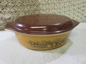 lot 192 image: Vintage Pyrex Bake Dish with Lid...