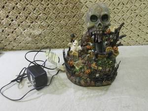 lot 198 image: (RM1) Light Up Halloween Decor Figu...
