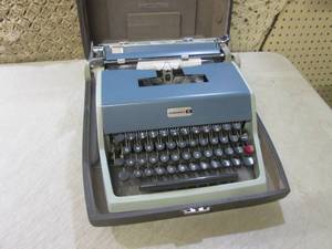 lot 202 image: (D-3) Vintage Underwood 21 Manual T...