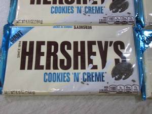 lot 255 image: (B-1) 6 Giant Hersheys Cookies N Cr...