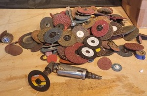 BLUE POINT PNEUMATIC ANGLE GRINDER WITH ABRASIVE DISCS
