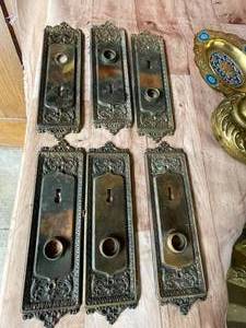 lot 52 image: Vintage Assorted Brass Pieces including Door Hardware