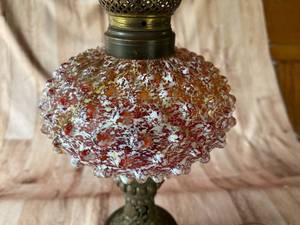 lot 83 image: Vintage Amber Glass and Brass Table Lamp