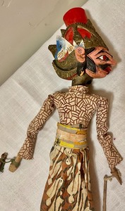 lot 8 image: Two Indonesian Hand Puppets